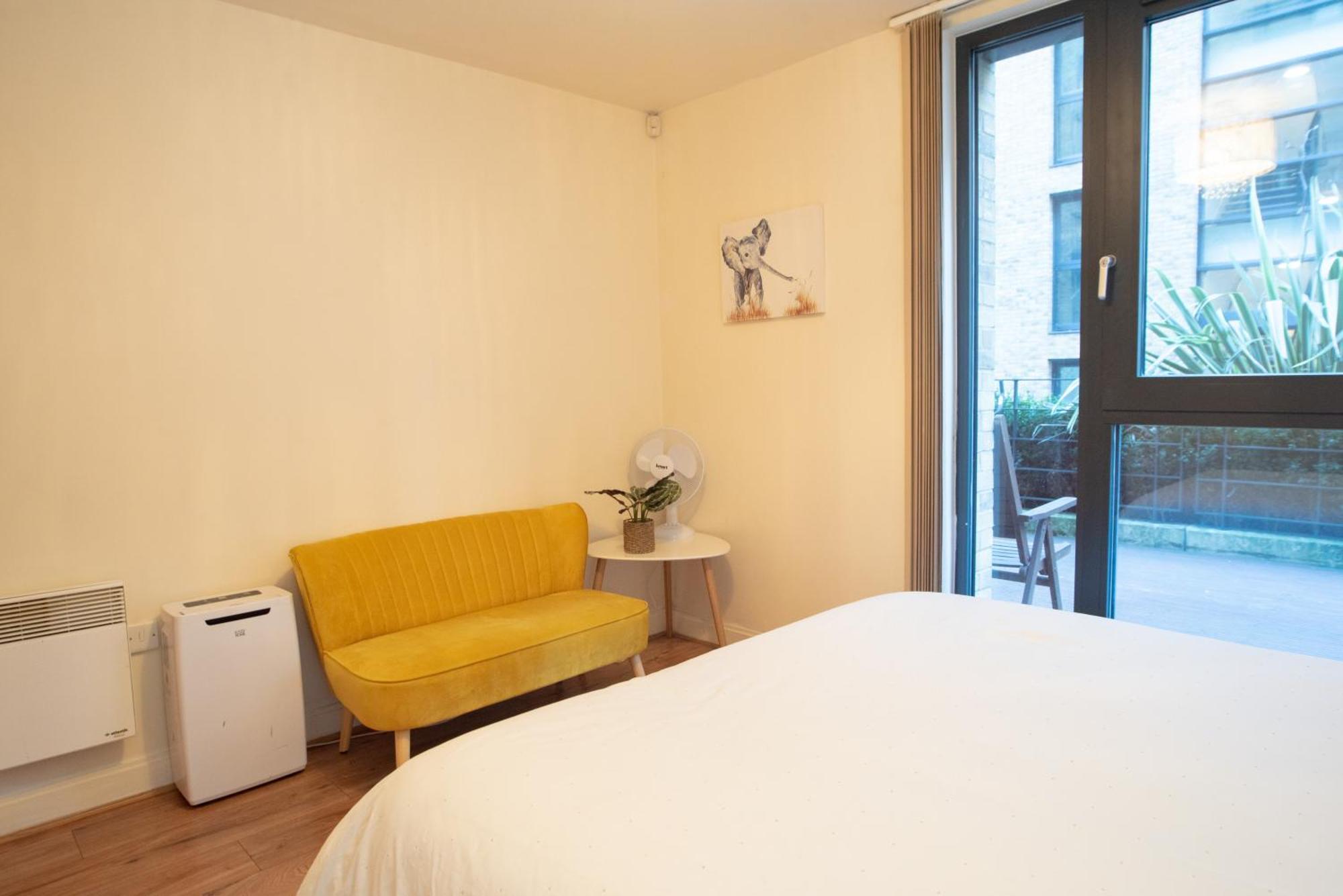 Spacious 1 Bed Apartment With Workspace, Coffee & Free Secure Parking Birmingham Exteriör bild