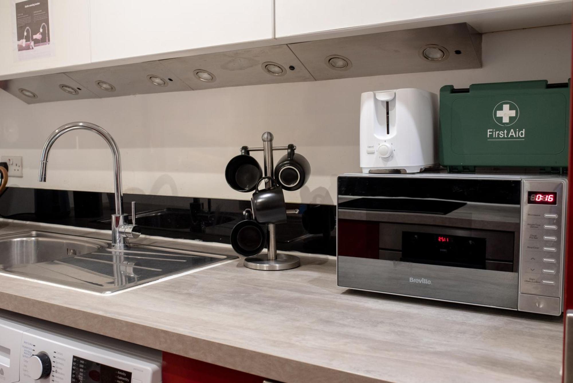 Spacious 1 Bed Apartment With Workspace, Coffee & Free Secure Parking Birmingham Exteriör bild