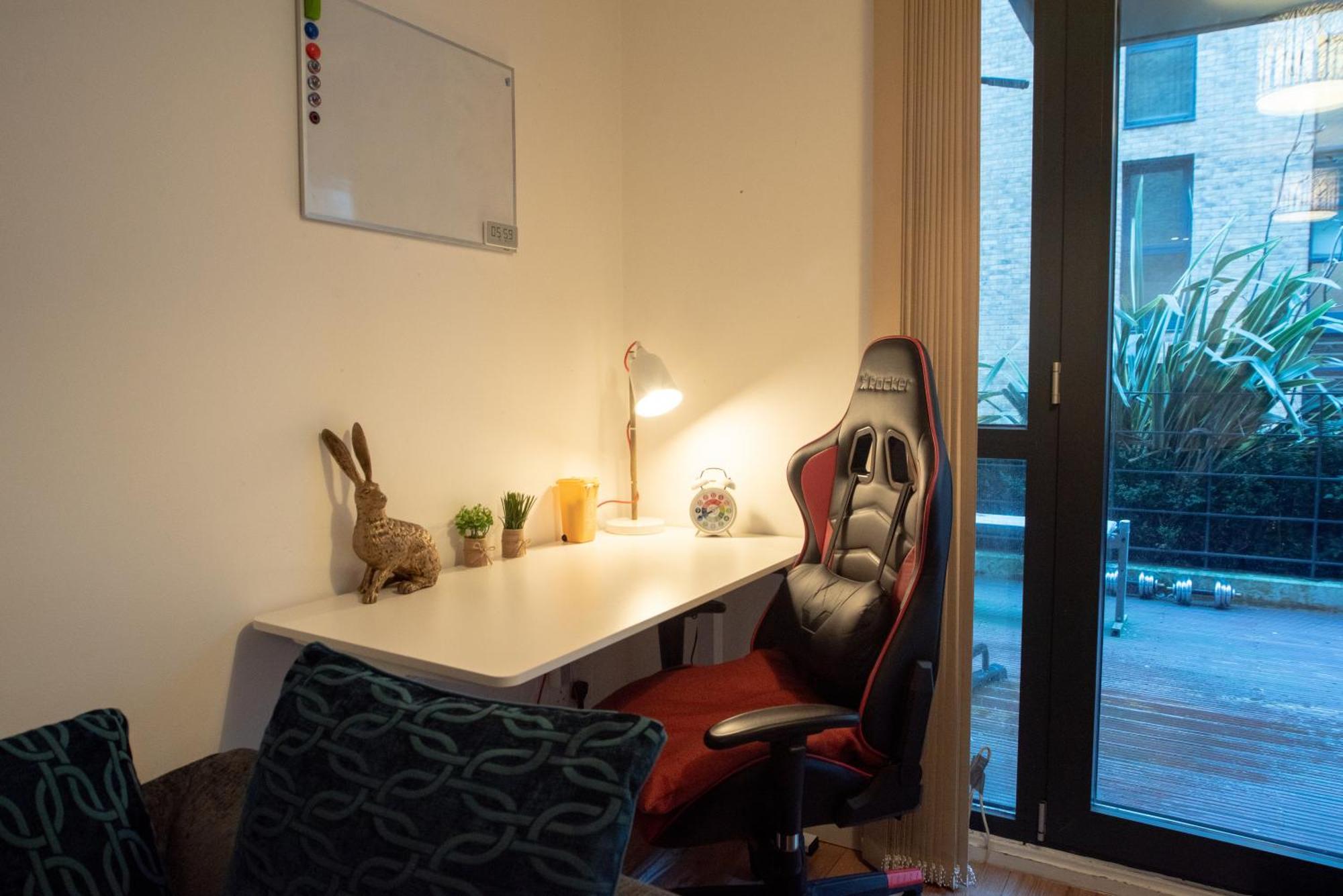 Spacious 1 Bed Apartment With Workspace, Coffee & Free Secure Parking Birmingham Exteriör bild