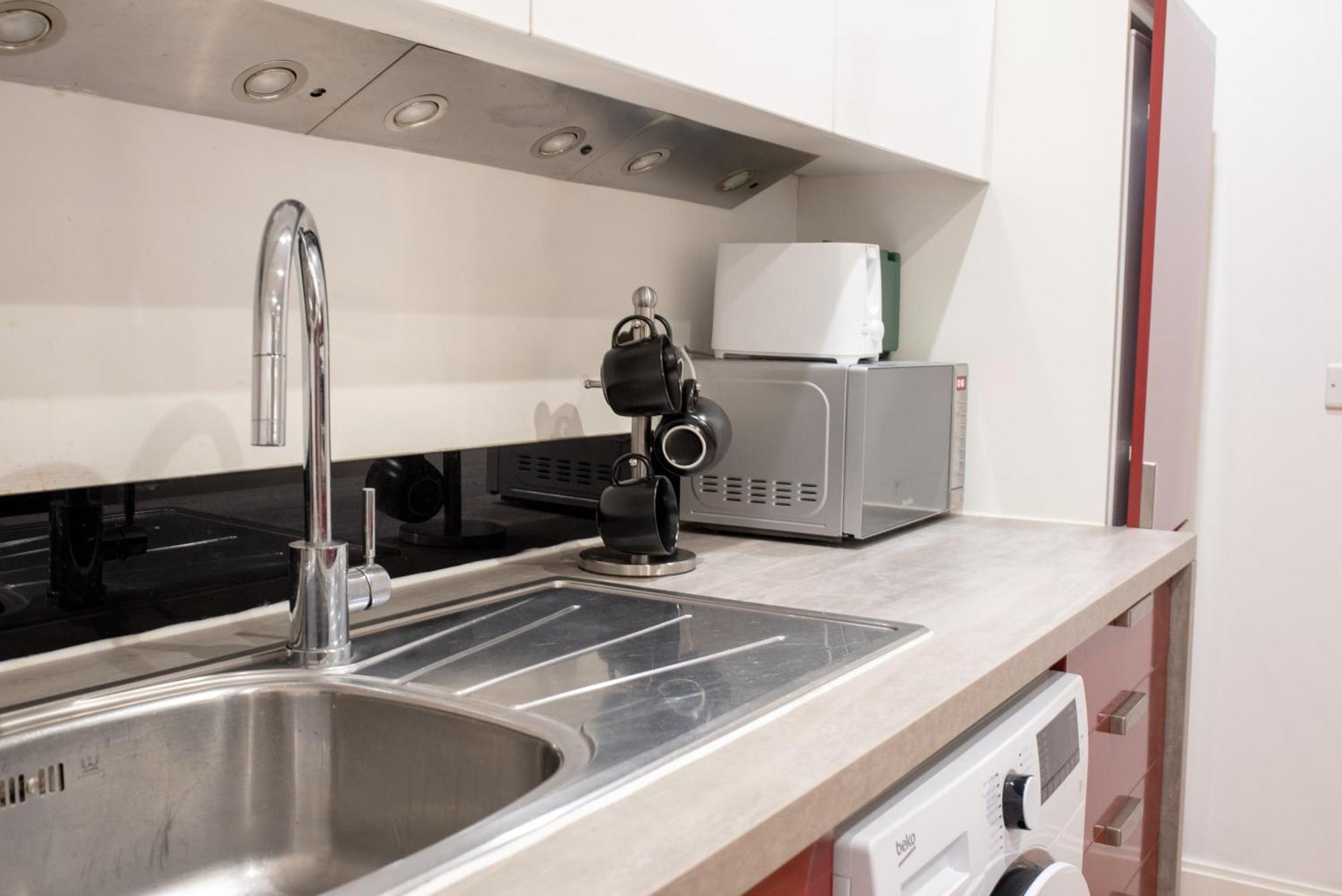 Spacious 1 Bed Apartment With Workspace, Coffee & Free Secure Parking Birmingham Exteriör bild