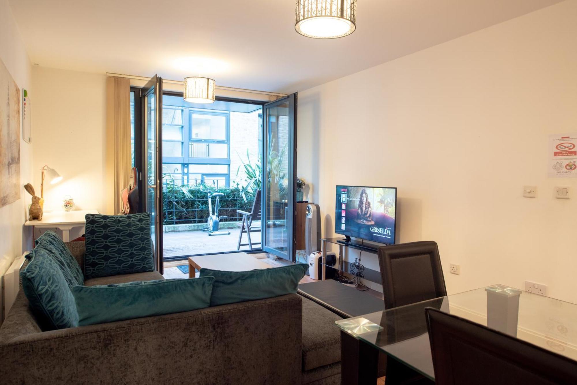 Spacious 1 Bed Apartment With Workspace, Coffee & Free Secure Parking Birmingham Exteriör bild